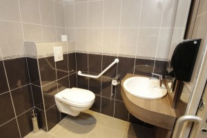 Pose des sanitaires des toilettes publiques de l'Hôtel