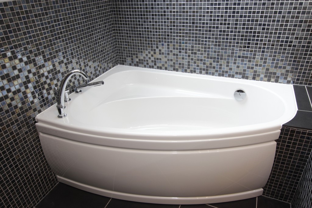 Baignoire d'angle avec robinetterie GROHE sur gorge