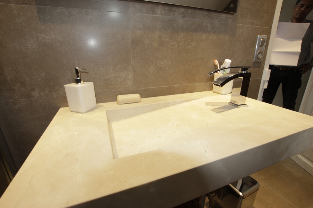 Lavabo en marbre Porcelanosa et mitigeur NOKEN