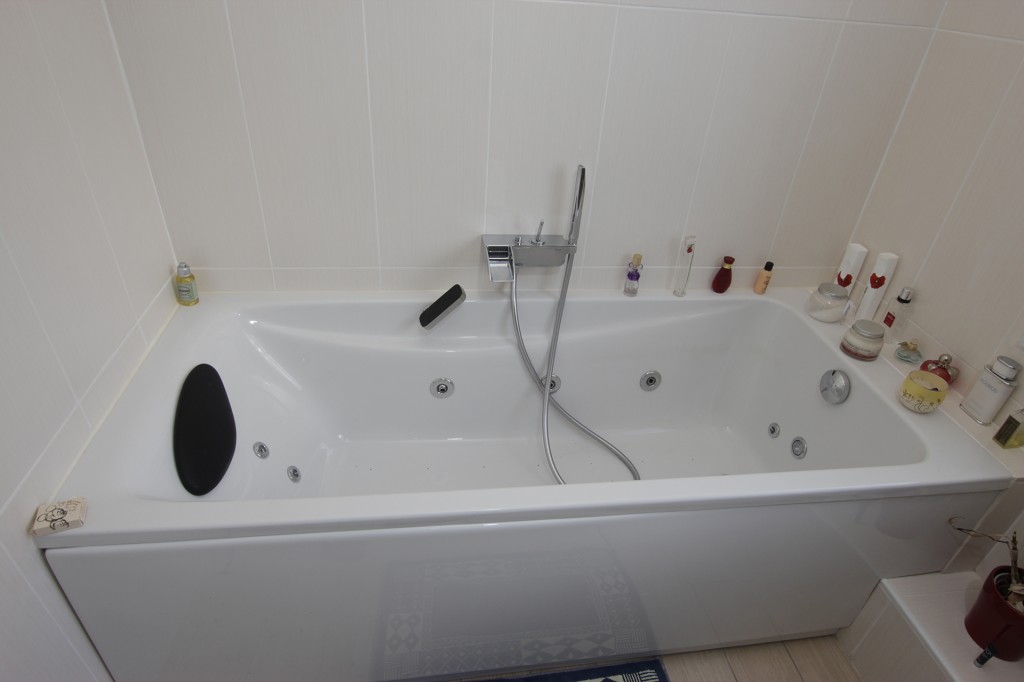Pose d'une baignoire hydro-massante